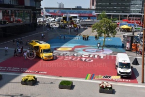 The painting on the ground between the train station and the Jaarbeurs (524x)