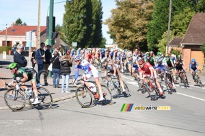 Thomas Voeckler leading the packed bunch (315x)