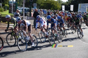 The peloton in its second lap in Isbergues (328x)