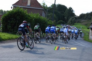 The peloton goes off in Bomy (248x)