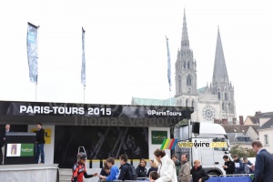The Paris-Tours podium car in front of Chartres' cathedral (267x)