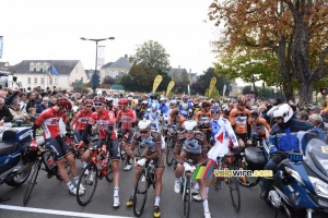 The peloton ready for the start (327x)
