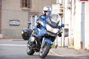 The Gendarmerie secures the race (2) (487x)