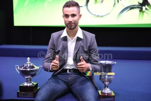 Nacer Bouhanni (Cofidis) avec ses deux coupes de la Coupe de France PMU 2015 : meilleur jeune et vainqueur final ! (440x)