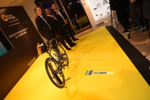 Le vélo de l'équipe Direct Energie, le directeur de Toyota France, Jean-René Bernaudeau et Xavier Caïtucoli, PDG de Direct Energie (888x)