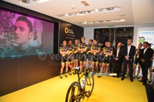 His team mates are laughing at Perrig Quemeneur (Direct Energie)'s video (579x)