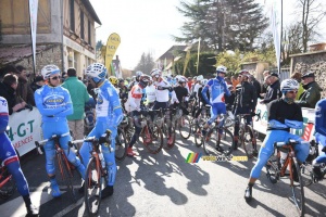 The peloton gets ready for the start of the first stage (487x)