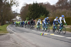 The peloton led by the Orica-GreenEDGE team (442x)