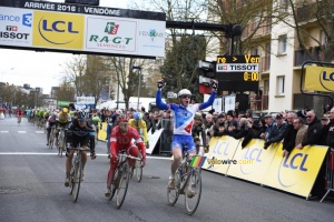 Arnaud Démare wins the stage ahead of Ben Swift & Nacer Bouhanni (674x)