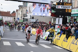 Nacer Bouhanni seems to win the stage but Michael Matthews contests (820x)