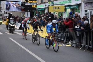 The leading trio at the first crossing of the finish line (371x)