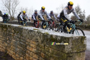 The Lotto NL Jumbo stayed together in the peloton (466x)