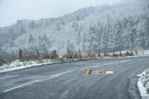 The weather conditions rapidly got worse on the roads of Paris-Nice (703x)