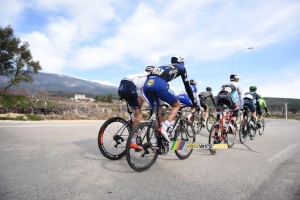 The breakaway goes off to the Mont Ventoux (468x)