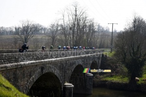 The breakaway with 17 riders on the bridge over the Sèvre river (435x)
