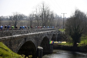 The peloton on the bridge over the Sèvre river (399x)
