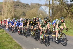 The first peloton back together in the Côte de Roussay led by Armée de Terre/Direct Energie (938x)