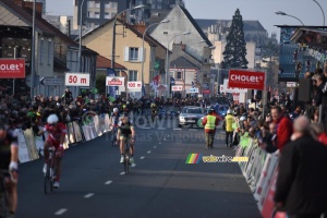 At 150 meters from the finish you can see the riders who crashed on the ground (8403x)
