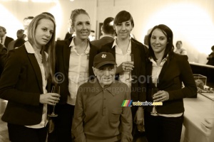 The women cyclists of the FDJ-Nouvelle Aquitaine Futuroscope team with Robert Marchand (2027x)