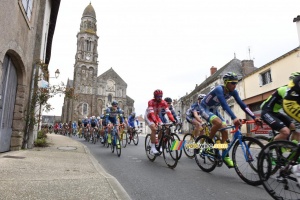 The peloton in front of the church in Saint Fiacre-sur-Maine (2) (405x)