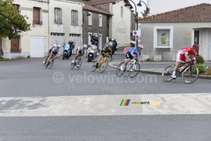 The Direct Energie team leading the chase of the peloton (518x)