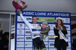 Laurent Pichon celebrates his victory with his daughter (3474x)