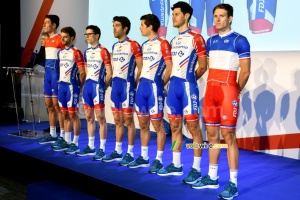 The riders present the Groupama-FDJ team kit (998x)