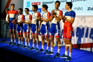 The riders present the Groupama-FDJ team kit (3) (554x)