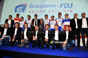 L'équipe masculine Groupama-FDJ et leur encadrement (613x)