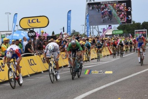 Peter Sagan wins the sprint against Alexander Kristoff and Arnaud Démare in Valence (575x)