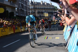 Magnus Cort Nielsen (Astana) wins the stage in Carcassonne ahead of Jon Izaguirre and Bauke Mollema (630x)