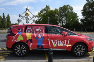 La voiture Vittel devant l'Atomium (426x)