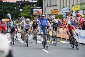 Mark Cavendish (Deceuninck – Quick-Step) remporte l'étape à Fougères (206x)
