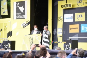 Loïg Chesnais-Girard et Bernard Hinault se sont échangés les drapeaux bretons et du Tour de France pour marquer la fin du Grand Départ en Bretagne (294x)