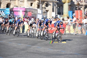 The peloton with Deceuninck – Quick-Step in the lead (1406x)