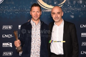 Julien Simon (TotalEnergies), winner of the Coupe de France FDJ 2022, with Xavier Jan, President of the Ligue Nationale de Cyclisme (LNC) (1170x)