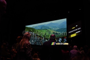 La salle se remplit pour la présentation du Tour de France 2024 (6802x)
