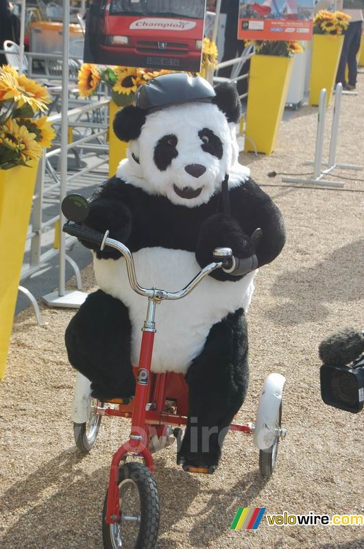 Een fietsende panda in het Village Dpart !