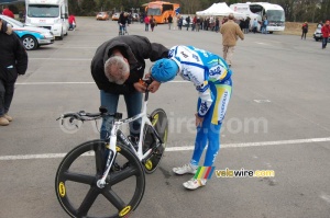 Philip Deignan (AG2R La Mondiale) asks for some final adjustments to the height of his saddle (632x)