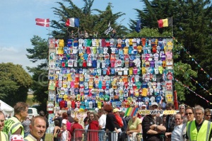 A wall of cycling jerseys (516x)