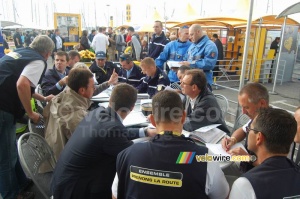 Meeting about the track and any specific issues with it for today's stage (497x)