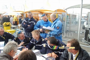 Meeting about the track and any specific issues with it for today's stage (2) (481x)