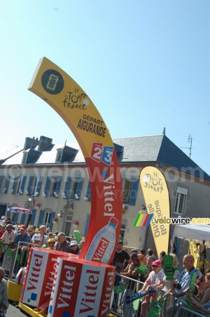 The start arch for the Aigurande > Super-Besse stage (1) (461x)