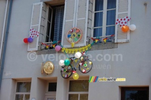 Décoration à Aigurande : un vélo à la fenêtre (524x)