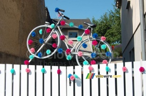 Decoration in Aigurande : a bike on a fence (557x)