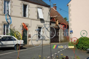 Décoration à Aigurande : un oeuvre d'art sur la base de vélos et de roues (487x)