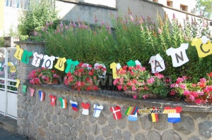 Decoration in Aigurande : shirts with flags (528x)