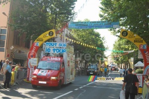 The start arch for the Brioude > Aurillac stage (478x)
