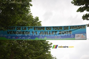 La banderolle annonçant le départ de la 7ème étape Brioude > Aurillac (457x)