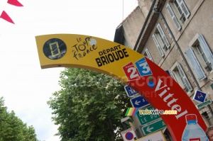 The start arch for the Brioude > Aurillac stage (2) (443x)